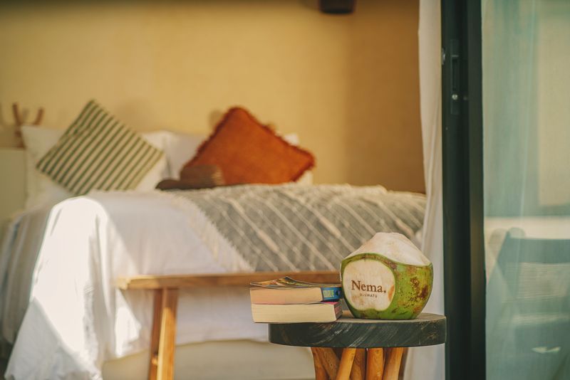 Queensize-Bett in einem Studio mit warmem Tageslicht